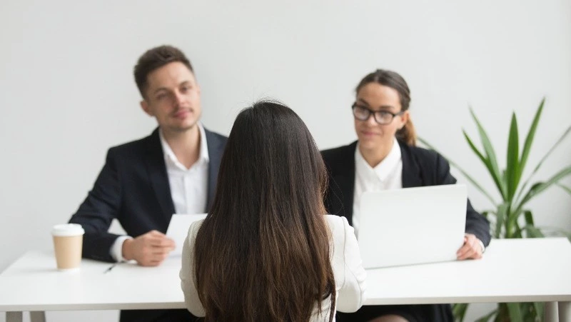 SuperJob: красивым людям проще построить карьеру