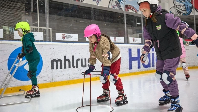 На Сахалине более 300 детей научились бесплатно кататься на коньках