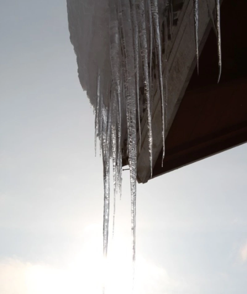 Владелец здания в Южно-Сахалинске ответит за снег и сосульки на крыше