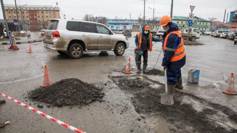 На Сахалине стартовал ямочный ремонт дорог