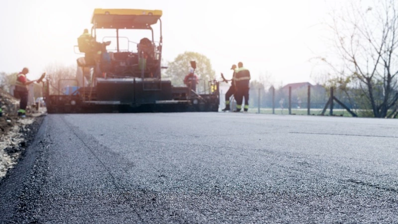 Тысячи километров дорог к школам и детским садам по всей стране обновят в 2025 году