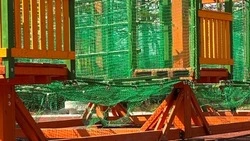 Дети рискуют провалиться в порванную сетку веревочного парка в Охе