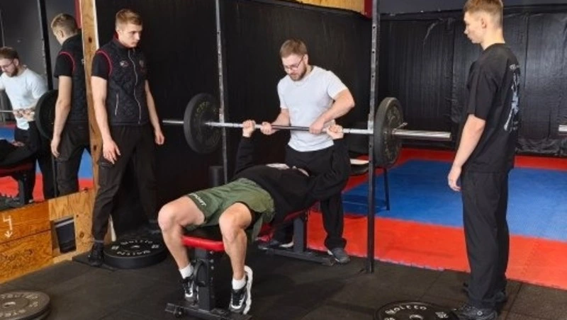 Военнослужащие показали силу на соревнованиях по пауэрлифтингу в Долинске 