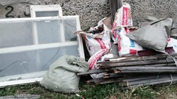 «Битое стекло»: сахалинцы раскидали строительный мусор под окнами многоэтажки