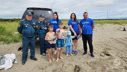 Спасатели пришли на пляж в Анивском районе с подарками и серьезным разговором