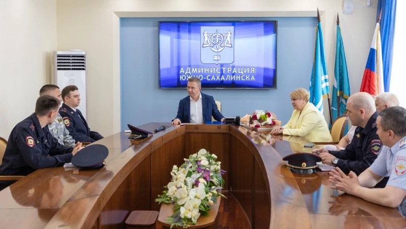 В Южно-Сахалинске наградили полицейских, поймавших разгромившую парк вандалку 