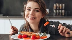 Сахалинцам посоветовали не набрасываться на еду после Великого поста