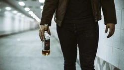 Элитный алкоголь — под куртку: в Южно-Сахалинске поймали вора, укравшего дорогой товар из магазина