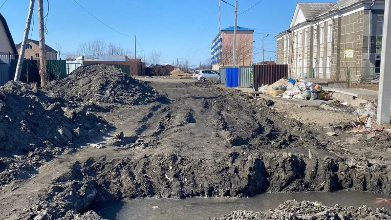 В Поронайске оставили огромные ямы после ремонта дороги