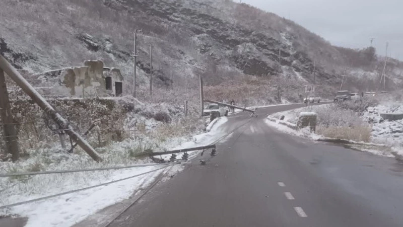 В Холмском районе водитель врезался в опору ЛЭП и обесточил село Поляково