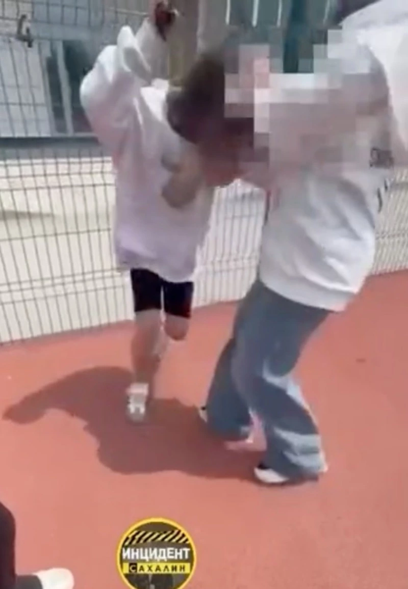 Снимали на камеру и смеялись: школьницы избили сверстницу во дворе на Сахалине  