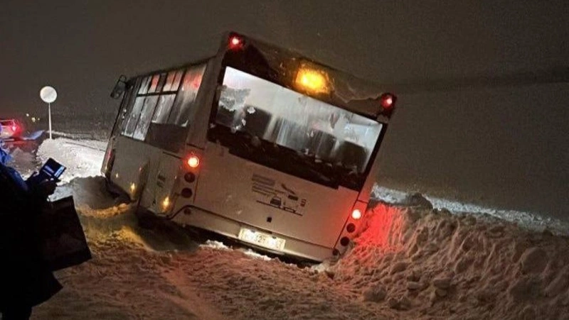Синегорский пассажирский автобус сошел с трассы из-за непогоды 
