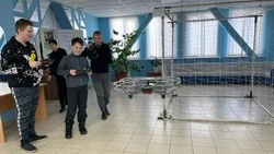 Школьников научили управлять дронами в День гражданской авиации на Сахалине