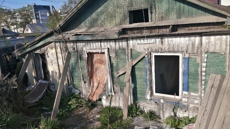 Жители южно-сахалинского «Шанхая» жалуются на бомжей и собак в заброшенных домах