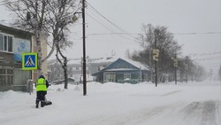Муниципалитеты Сахалина чистят улицы от снега