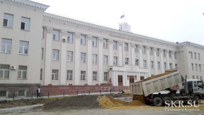 Возле Сахалинского областного суда вырубили голубые ели