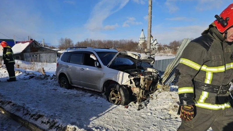 Subaru Forester врезался в газовую трубу в селе Троицком