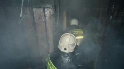 Огонь на крыше пристройки едва не уничтожил частный дом в Невельске