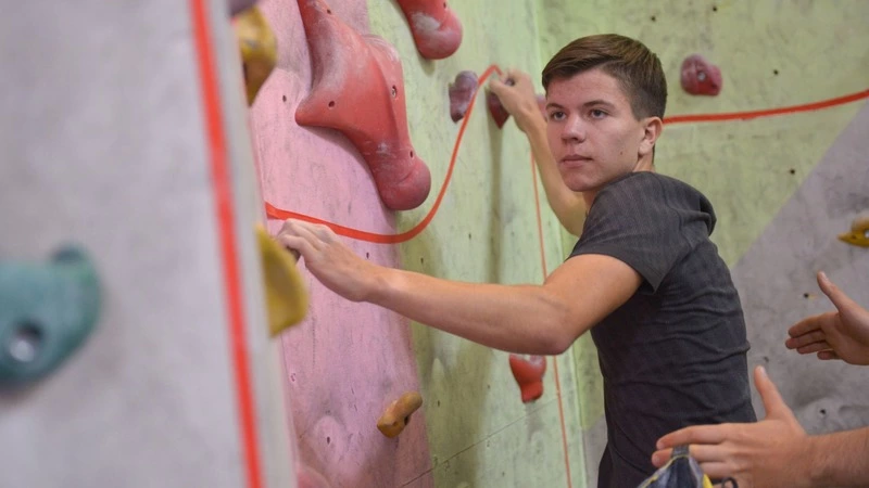 Юные скалолазы выступили на открытом турнире в Южно-Сахалинске