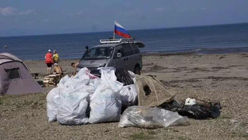 Убрали за туристами. В Корсаковском районе с побережья вывезли девять кубометров мусора