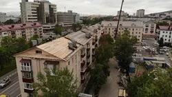 Сахалинцев просят помочь в ремонте сгоревшей крыши на проспекте Мира