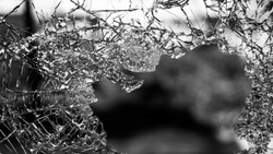 Жительница Южно-Сахалинска разбила молотком автомобиль не того мужчины