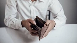 Число противников «черных» зарплат выросло до 43 % в России в 2023 году