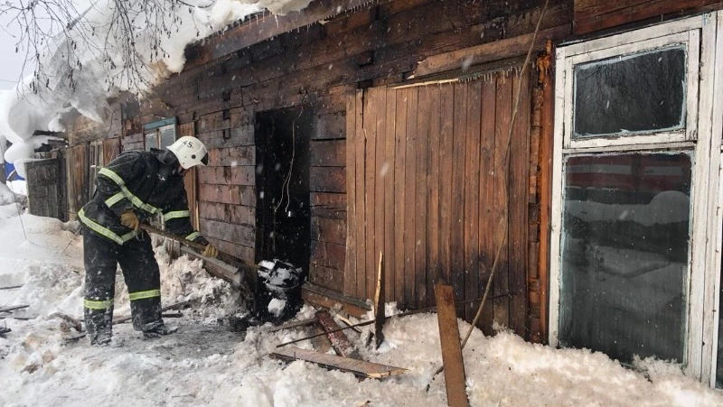 Восемь пожарных тушили горящий жилой дом в селе Чир-Унвд