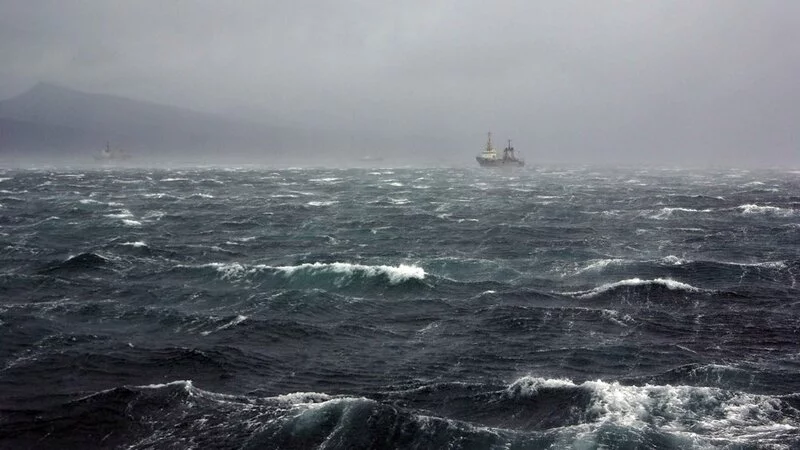Трал с новым телетрапом для аэровокзала врезался в здание в корсаковском порту
