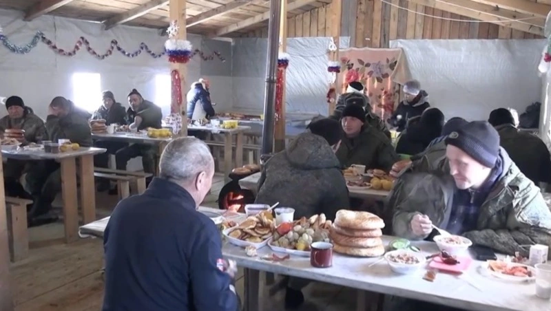 Военнослужащим на Сахалине в Рождество привезли плов на полигон