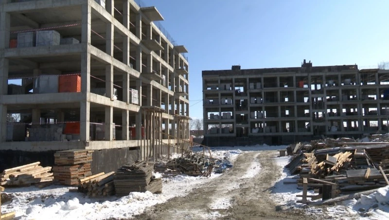 Проданный без ведома дольщиков недострой в Троицком сдадут до конца 2022 года