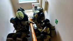 Балкон жилого дома потушили спасатели за несколько минут в Холмском районе