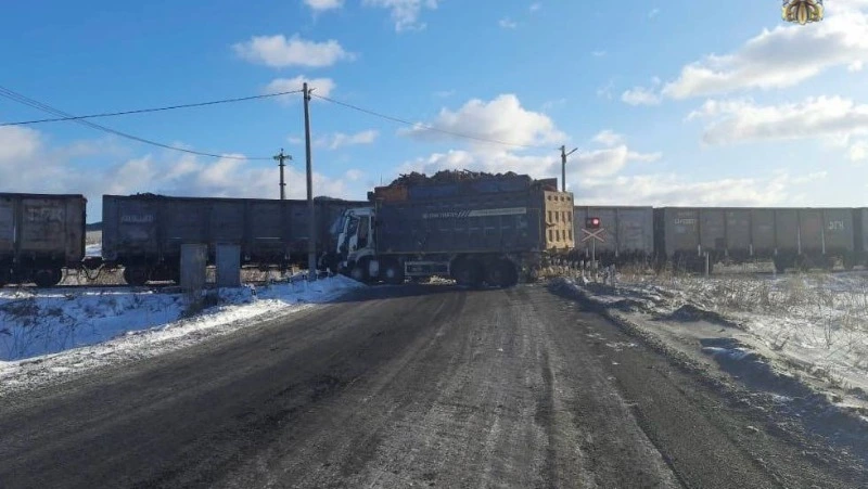 Прокуратура начала проверку столкновения поезда и фуры в Томаринском районе
