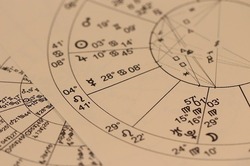 Трем знакам зодиака предсказали тяжелую весну-2022
