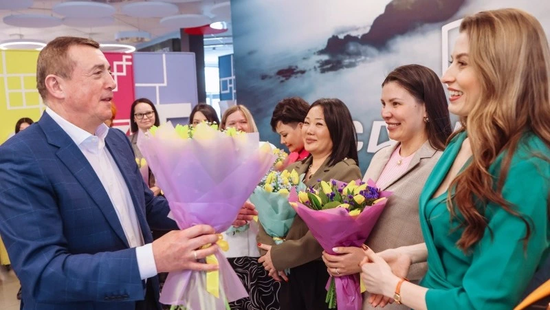 Валерий Лимаренко поздравил «проводников здоровья» с наступающим Международным женским днем