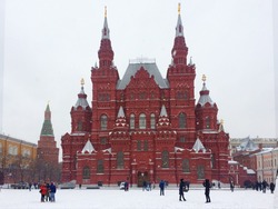 Главную новогоднюю елку страны привезли на Красную площадь