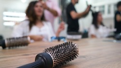 «Сожгли голову и волосы»: девушка в шоке от посещения нового салона красоты на Сахалине