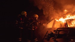 Автомобиль горел открытым пламенем во дворе дома в Южно-Сахалинске 2 января