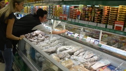 Свежую камбалу продают на севере Сахалина