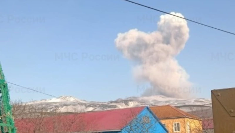 Вулкан Эбеко выбросил пепел на высоту 2,5 километра