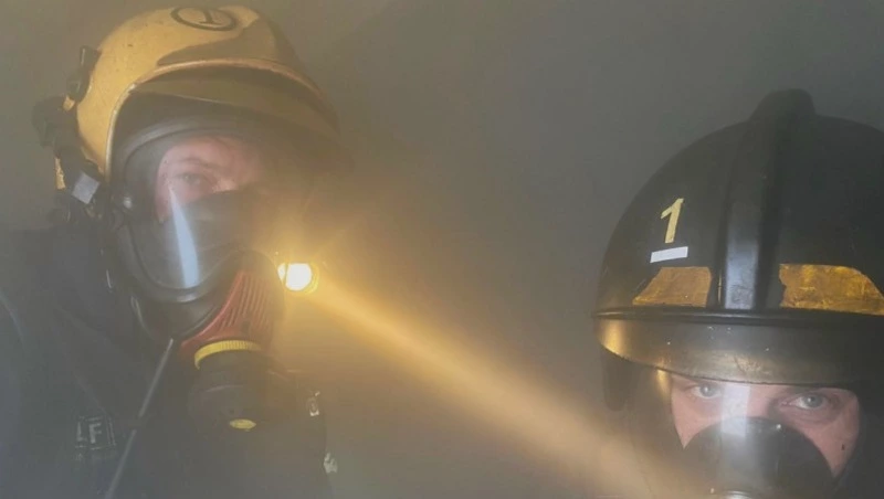 Пожарные потушили горящий расселенный дом в Южно-Сахалинске