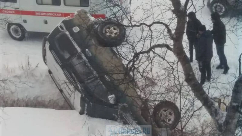 На севере Сахалина Land Cruiser перевернулся после съезда в ливневку