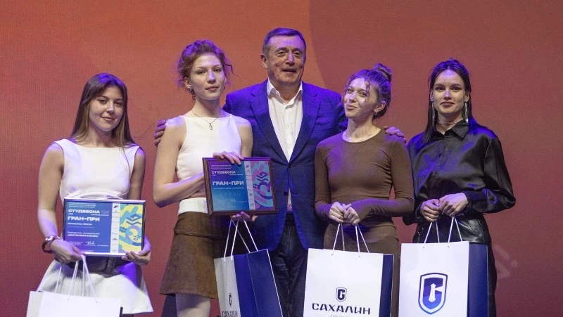 Валерий Лимаренко наградил победителей регионального этапа «Студенческой весны»