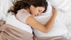 Житель Быкова обокрал спящую подругу