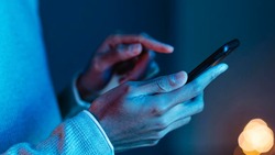 На Сахалине мужчина забрал у знакомого смартфон, а потом выгнал его из дома