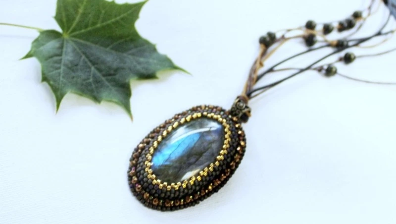 Бантики, ободки, короны: сахалинка создает украшения своими руками