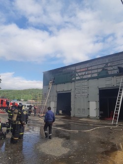 В Южно-Сахалинске 11 пожарных ликвидируют возгорание на улице Украинской