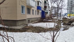 Последствия протечки водопровода на улице Поповича в Южно-Сахалинске устранят до 15 апреля 
