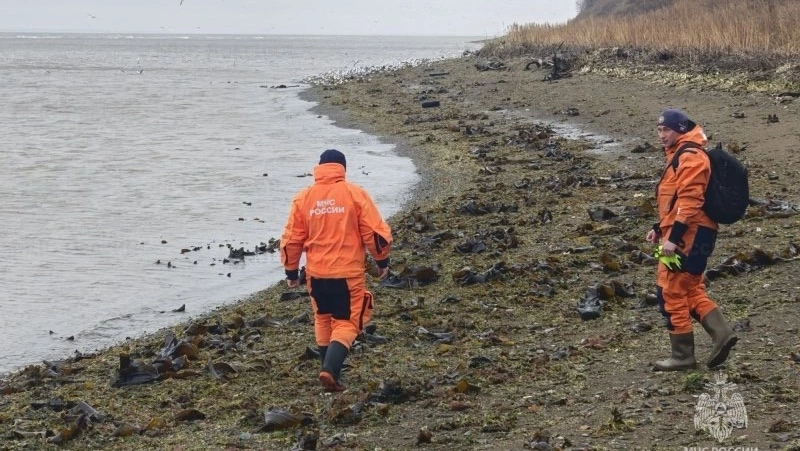 Перевернутая лодка: спасатели расширяют поиски мужчины, пропавшего в море у Корсакова