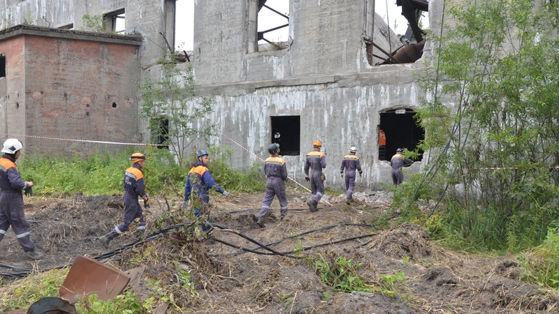 В Поронайске под плитами рухнувшего бумзавода нашли тело еще одного рабочего